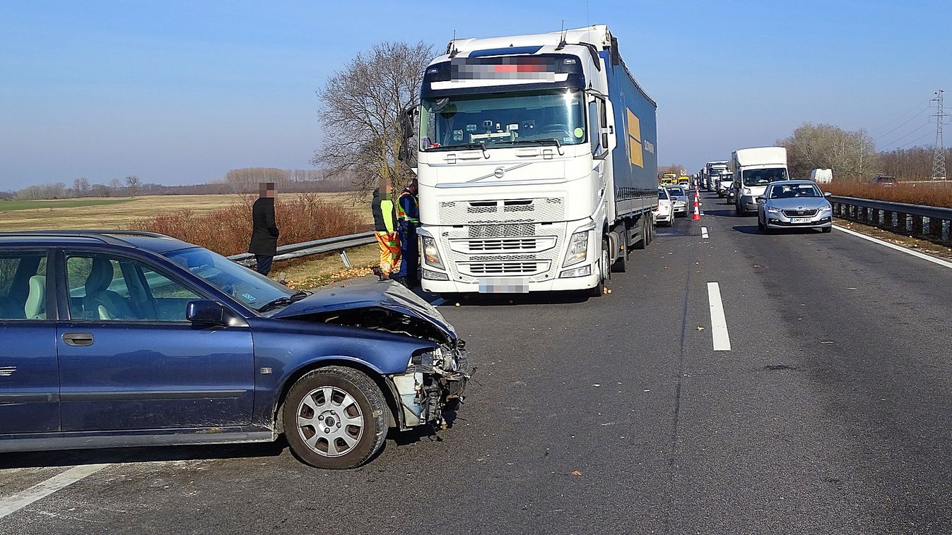 BAON Két kamion és egy személygépkocsi ütközött az M5 ösön Lajosmizsénél