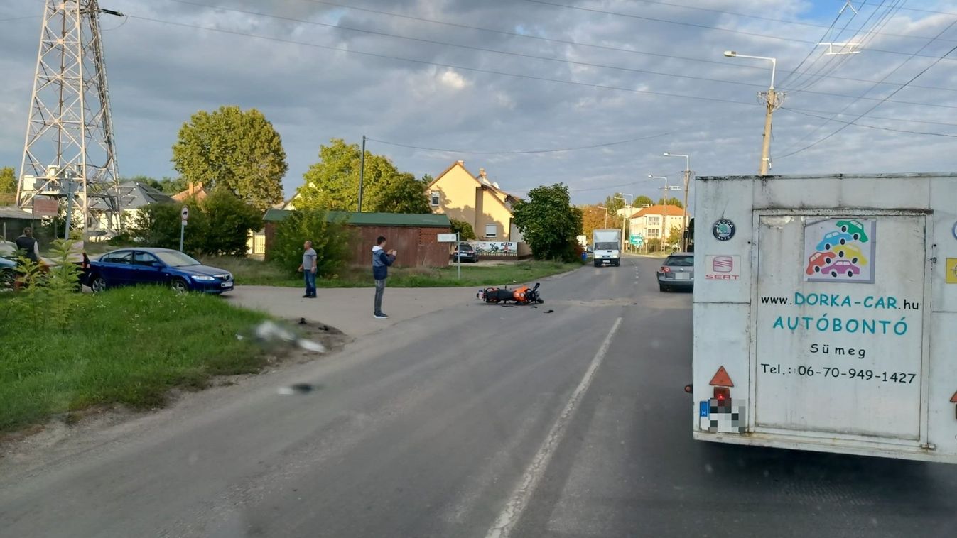 BAON Motoros és autó karambolozott Kecskeméten