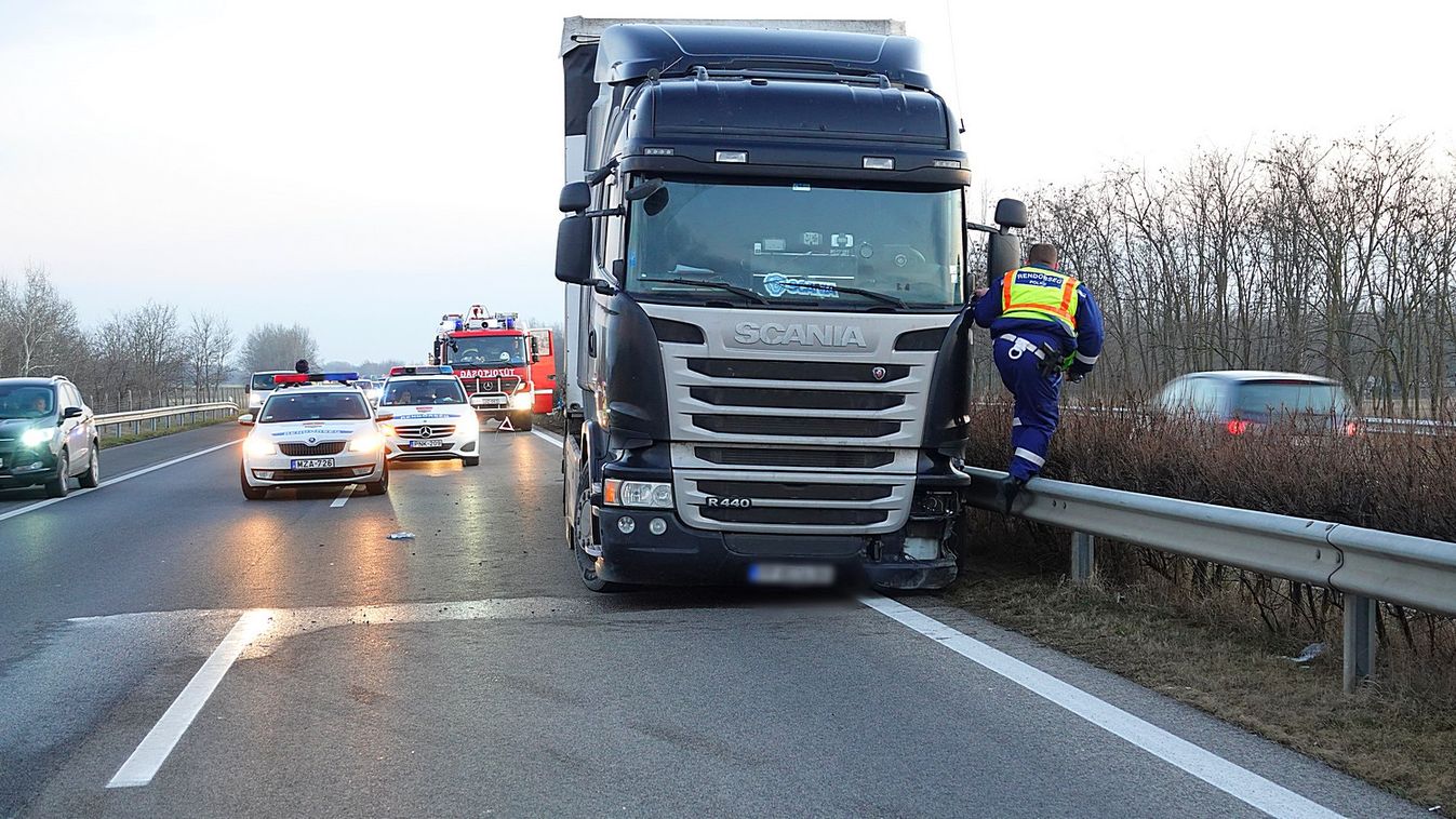 BAON Mintegy 150 méter hosszan letarolta a belső szalagkorlátot egy