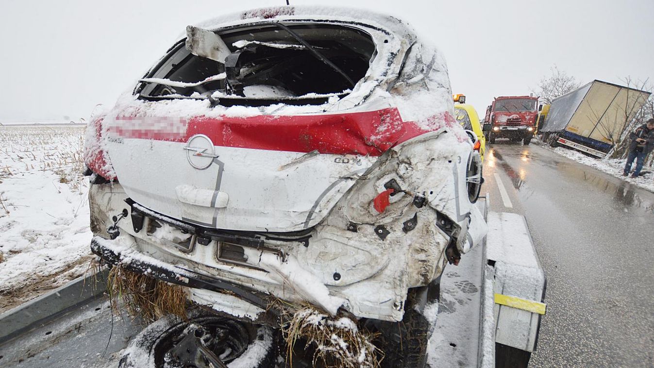 Megcsúszott az Opel és a kamion elé sodródott