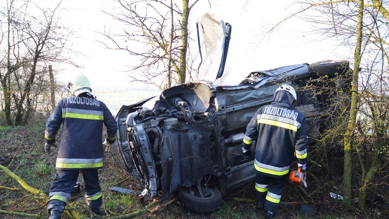 Fának csapódott egy kocsi Bodoglár közelében