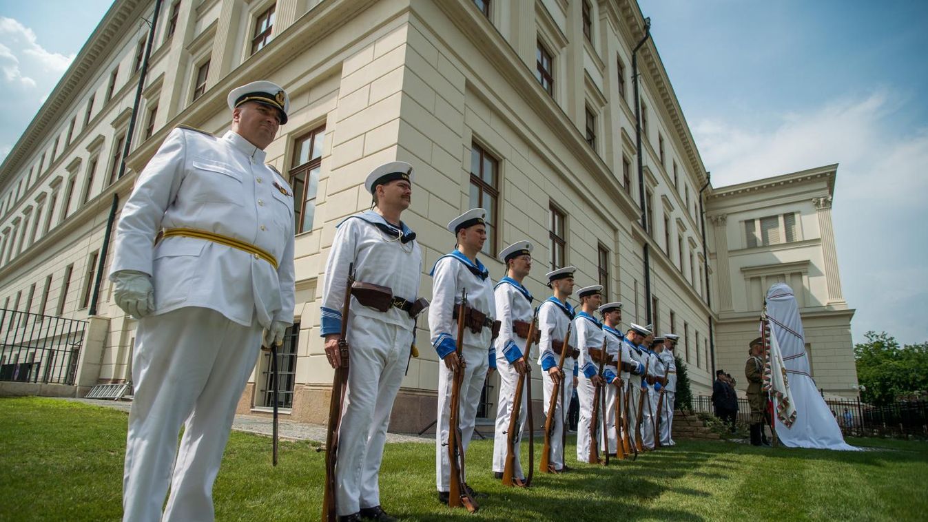Emlékoszlopot avattak a ludovikás hősök tiszteletére