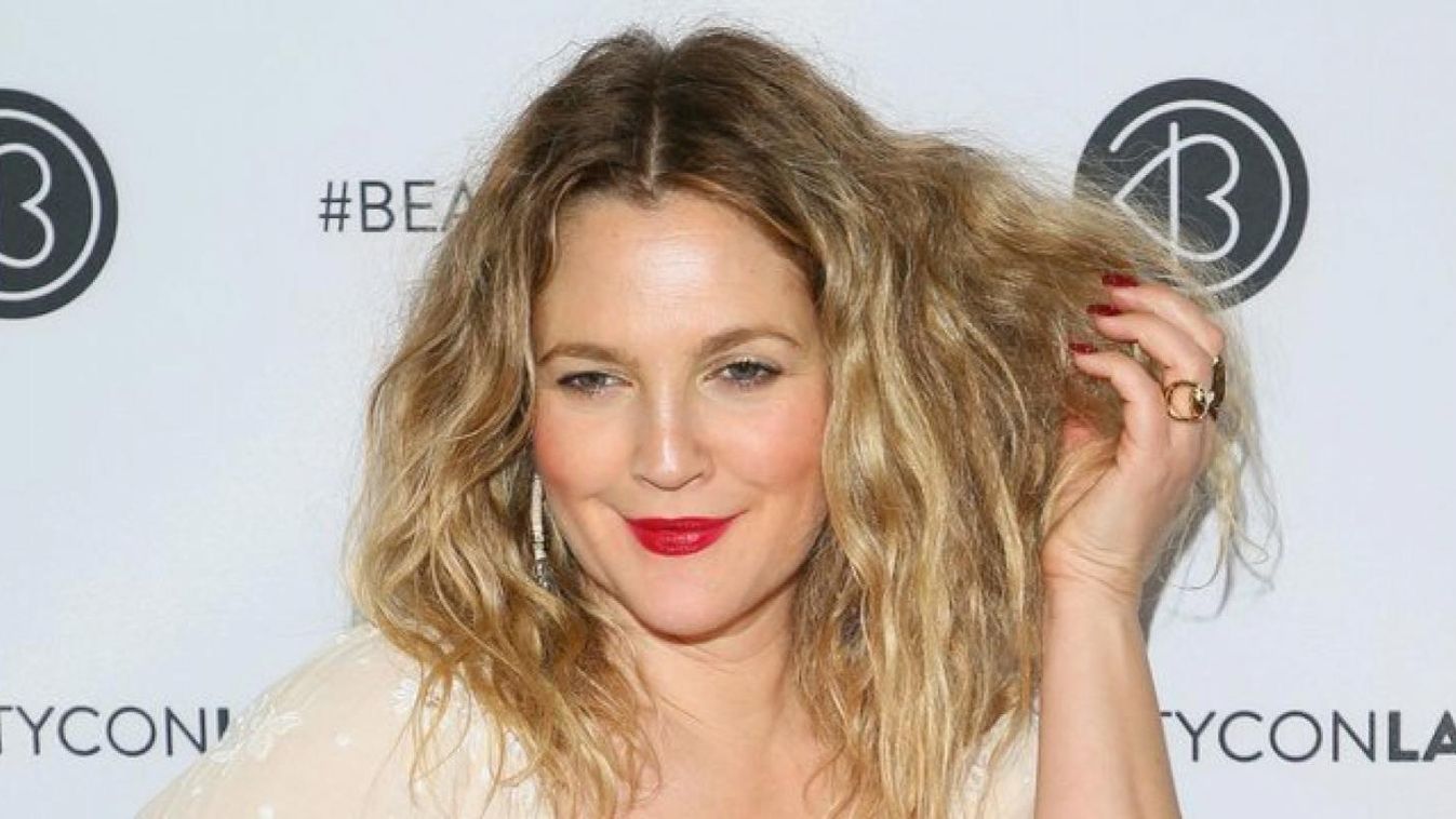 Drew Barrymore azért nem plasztikáztat, mert fél, hogy rákattanna