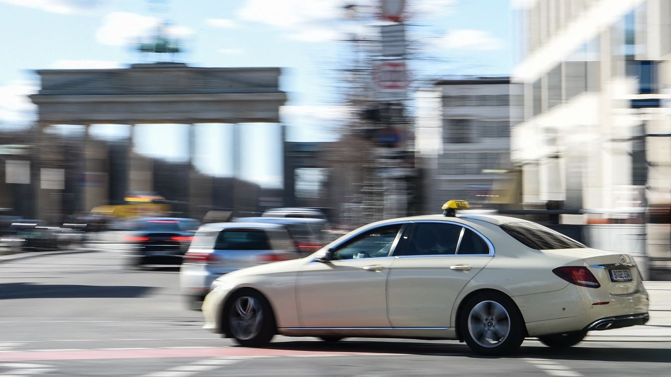 Fokhagymás pizza miatt tette ki utasait a taxis