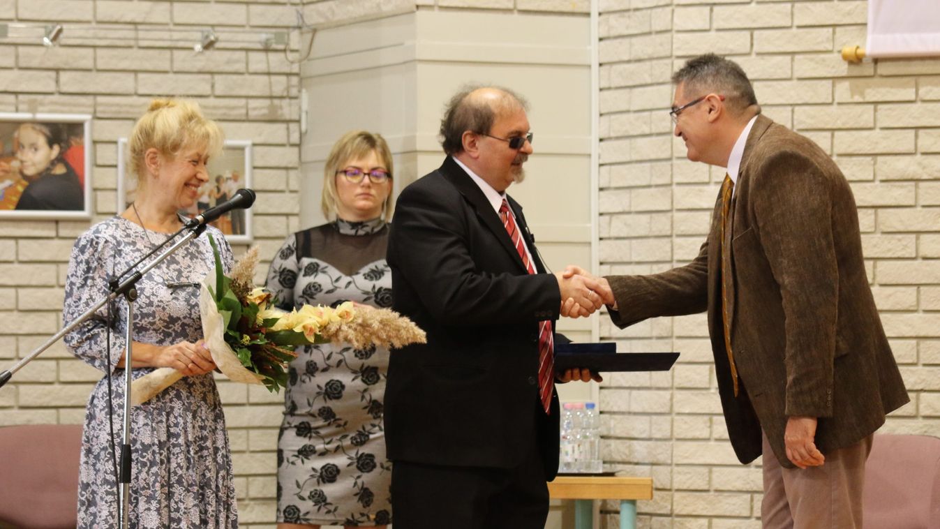 Díjazták a novellaíró látássérülteket a kecskeméti ünnepségen