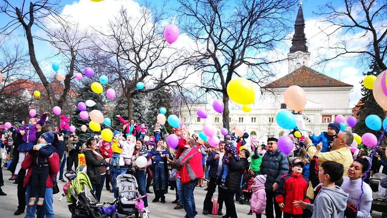 Sok mosolygós gyermeket emeltek magasba Kecskeméten
