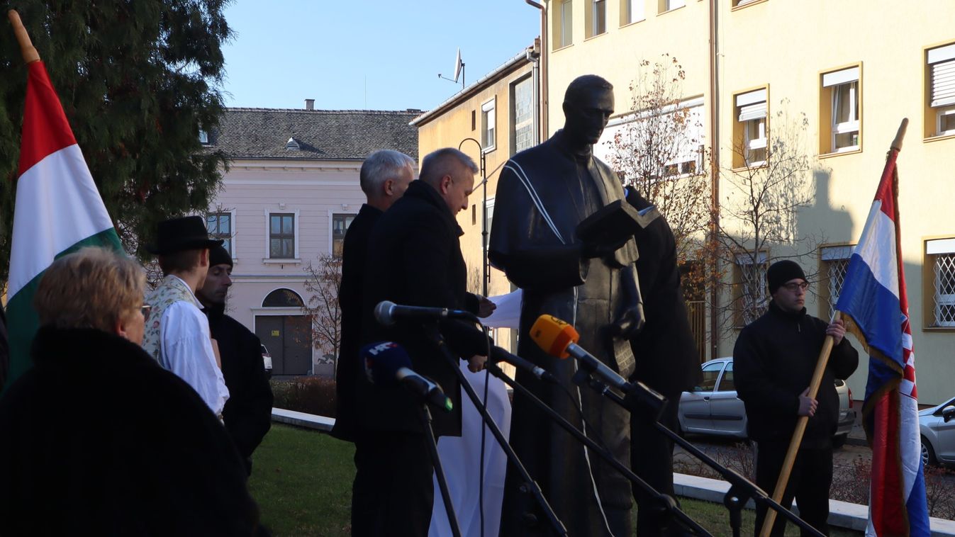 Leleplezték Antunovic János püspök szobrát Baján