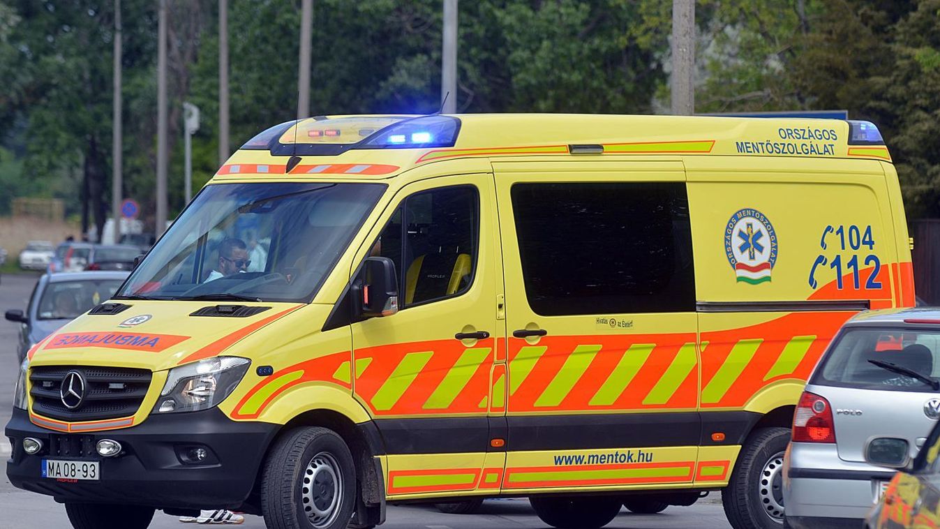 Felborult egy autó az M5-ösön Kecskemétnél
