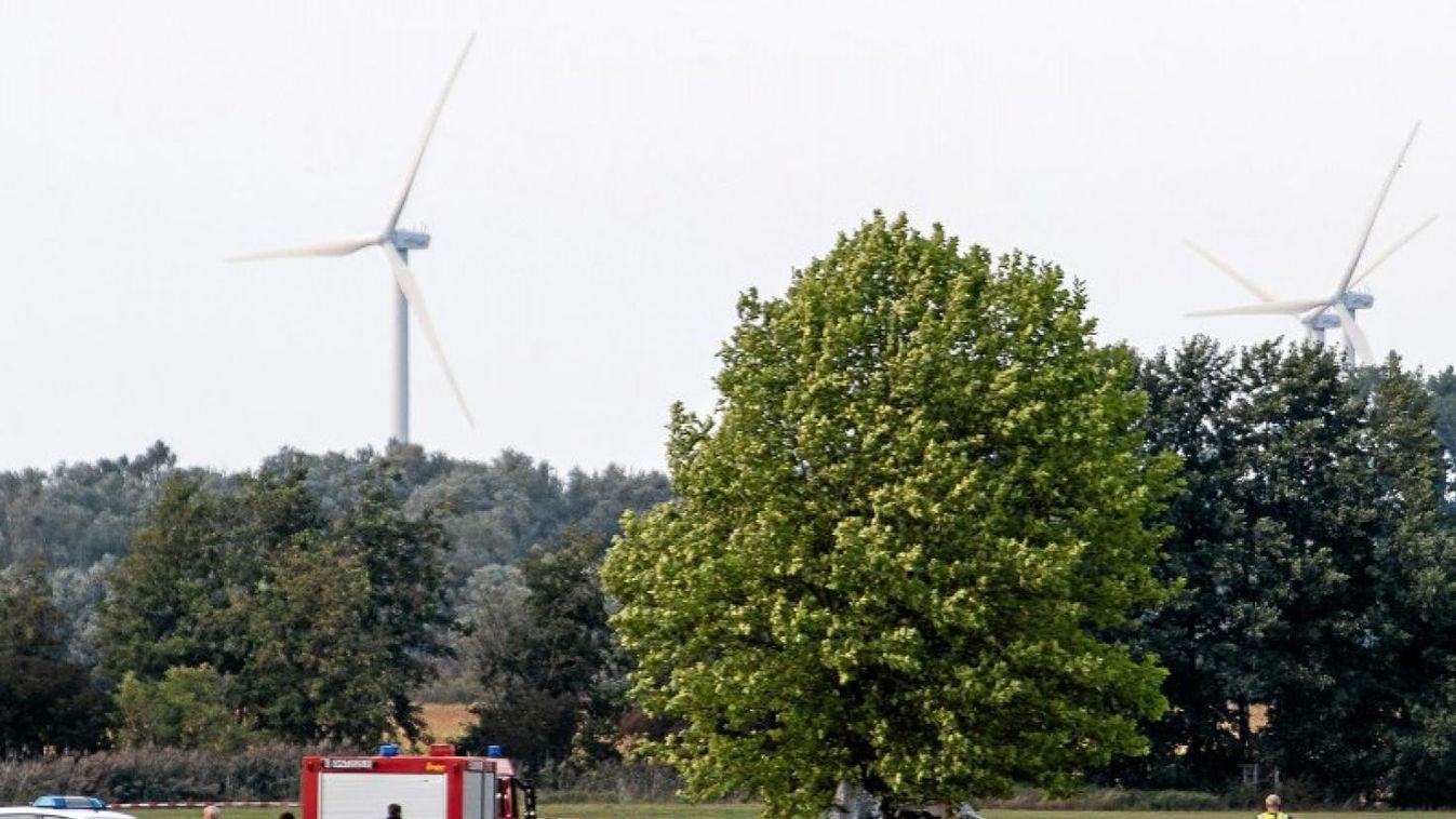 14 ejtőernyőst mentett meg a haláltól a magyar pilóta