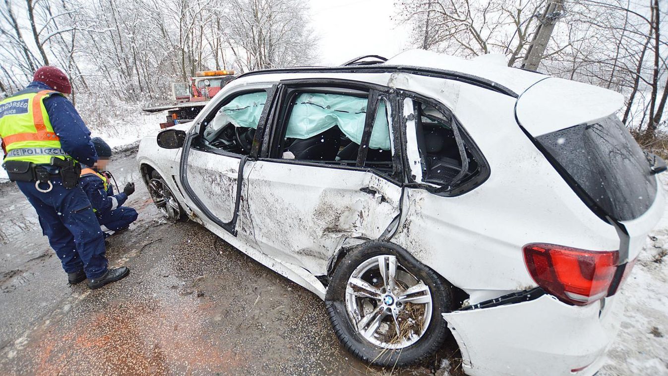 Egy BMW csapódott villanyoszlopnak Kiskőrösnél