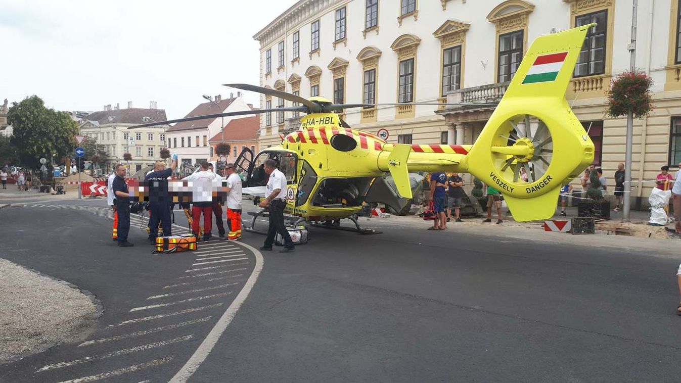 Kizuhant egy nő egy társasház ablakából, mentőhelikopter szállította el (videó)
