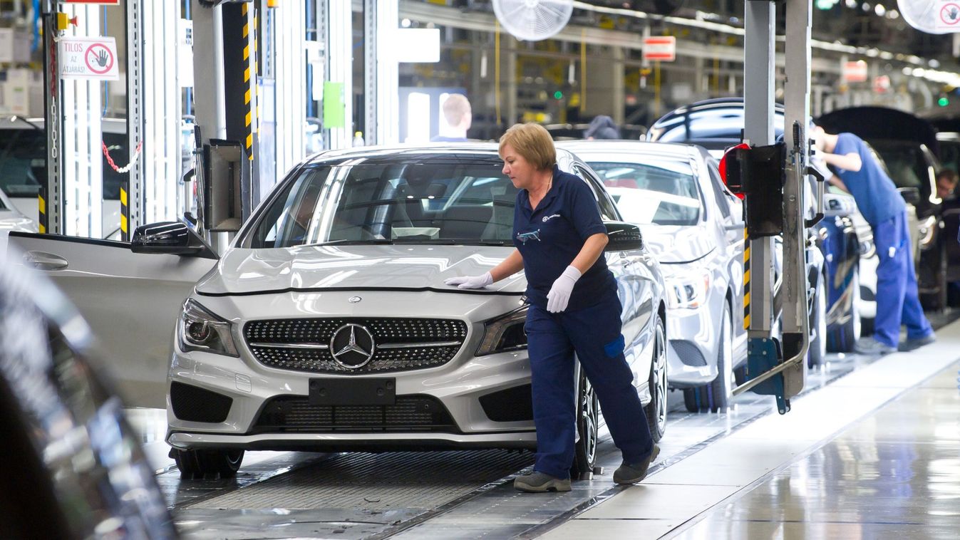 Átmenetileg két műszakos munkarendre áll át a kecskeméti Mercedes-gyár