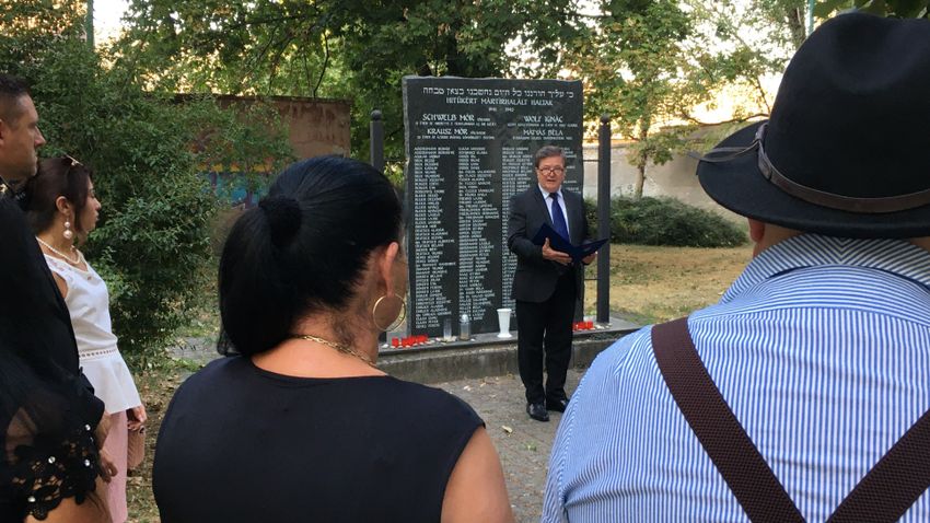 BAON – Rendhagyó helyszínen emlékeztek meg a cigány holokauszt kalocsai áldozatairól