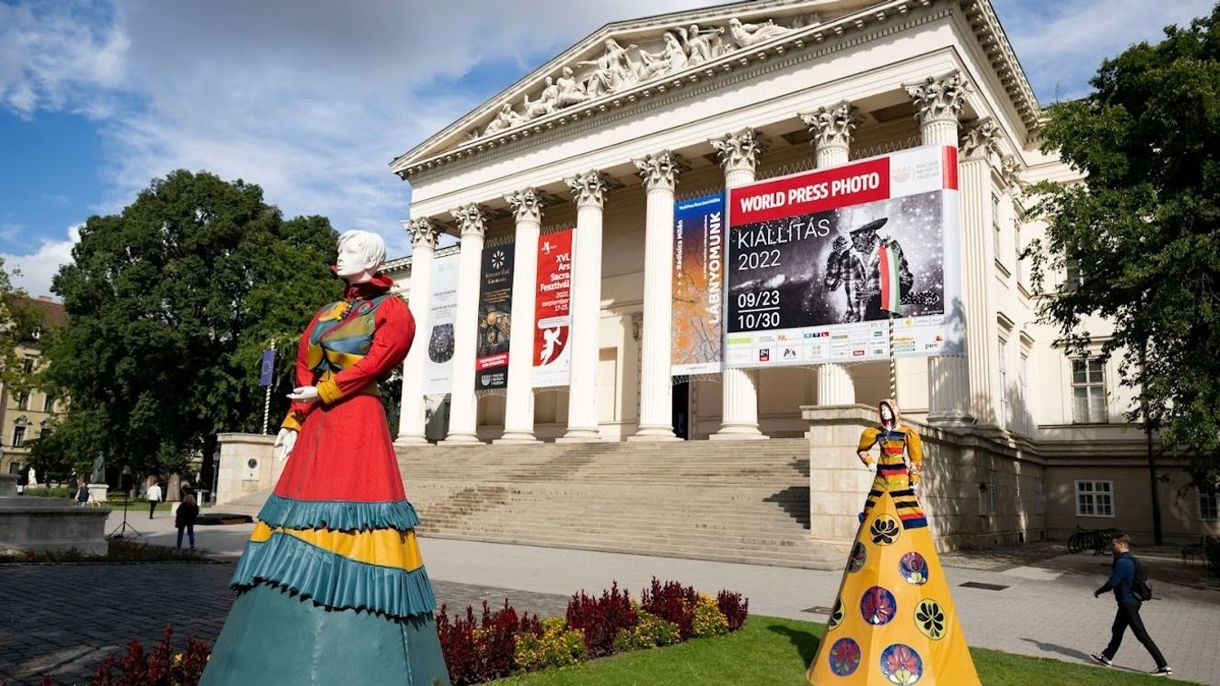 Óriás próbababák költöztek a Nemzeti Múzeum kertjébe