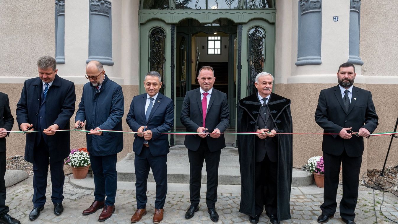 Felavatták Erdély legnagyobb magyar iskolájának felújított épületegyüttesét (fotók)