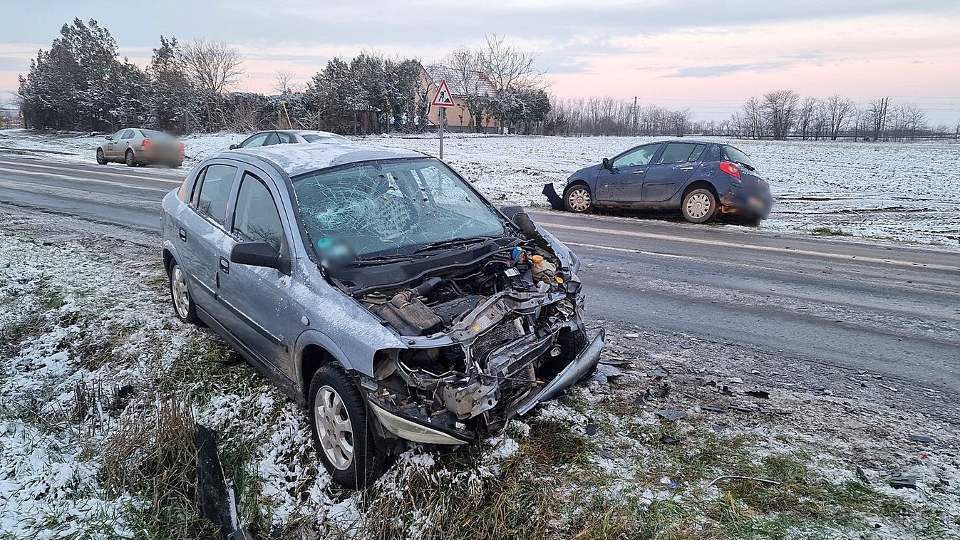 Két autó ütközött a 441-es főúton, Kecskemétnél – galériával