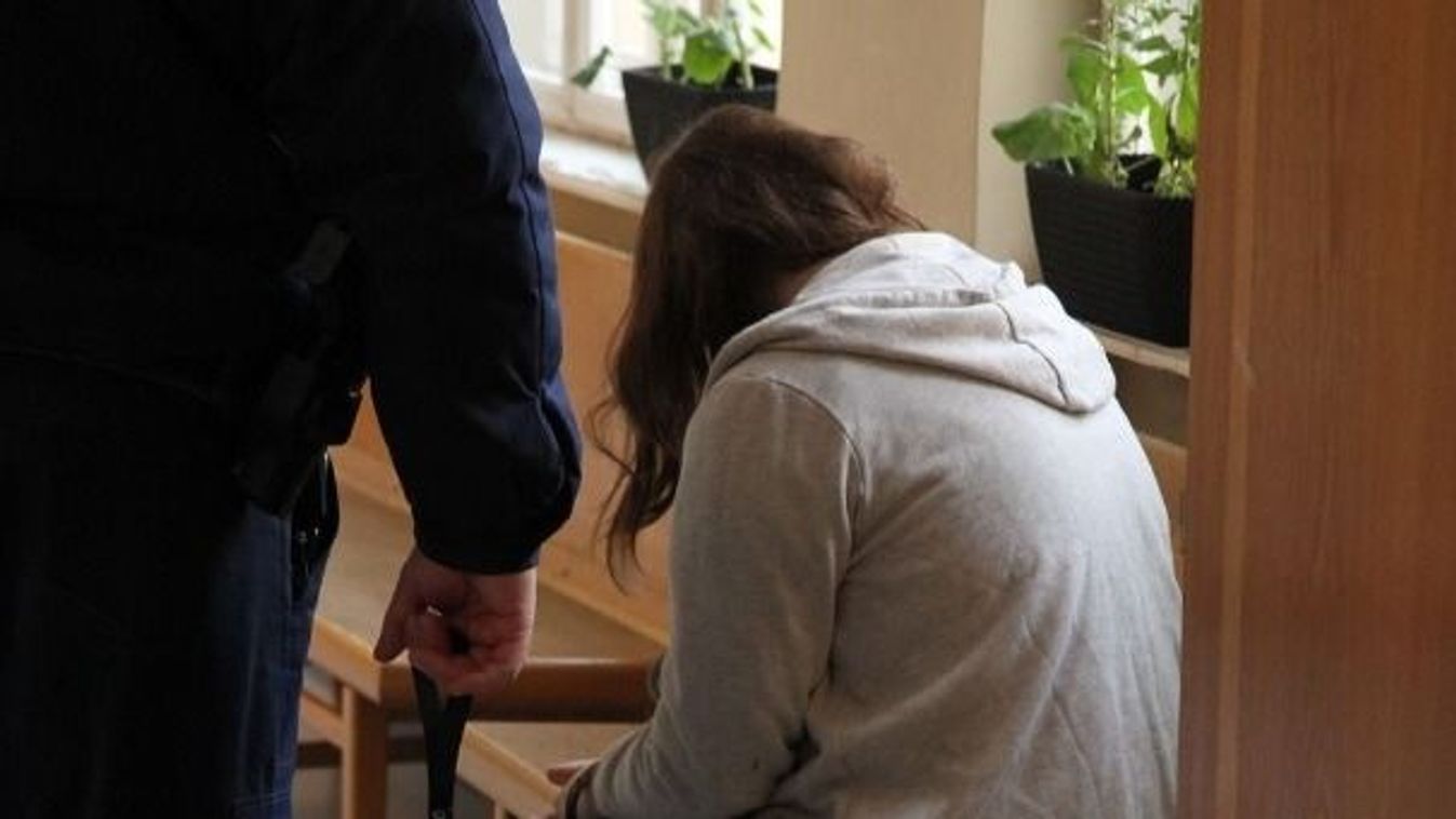Az orvos szerint csak veseköve lehetett a 15 éves terhes lánynak, aki megölte csecsemőjét