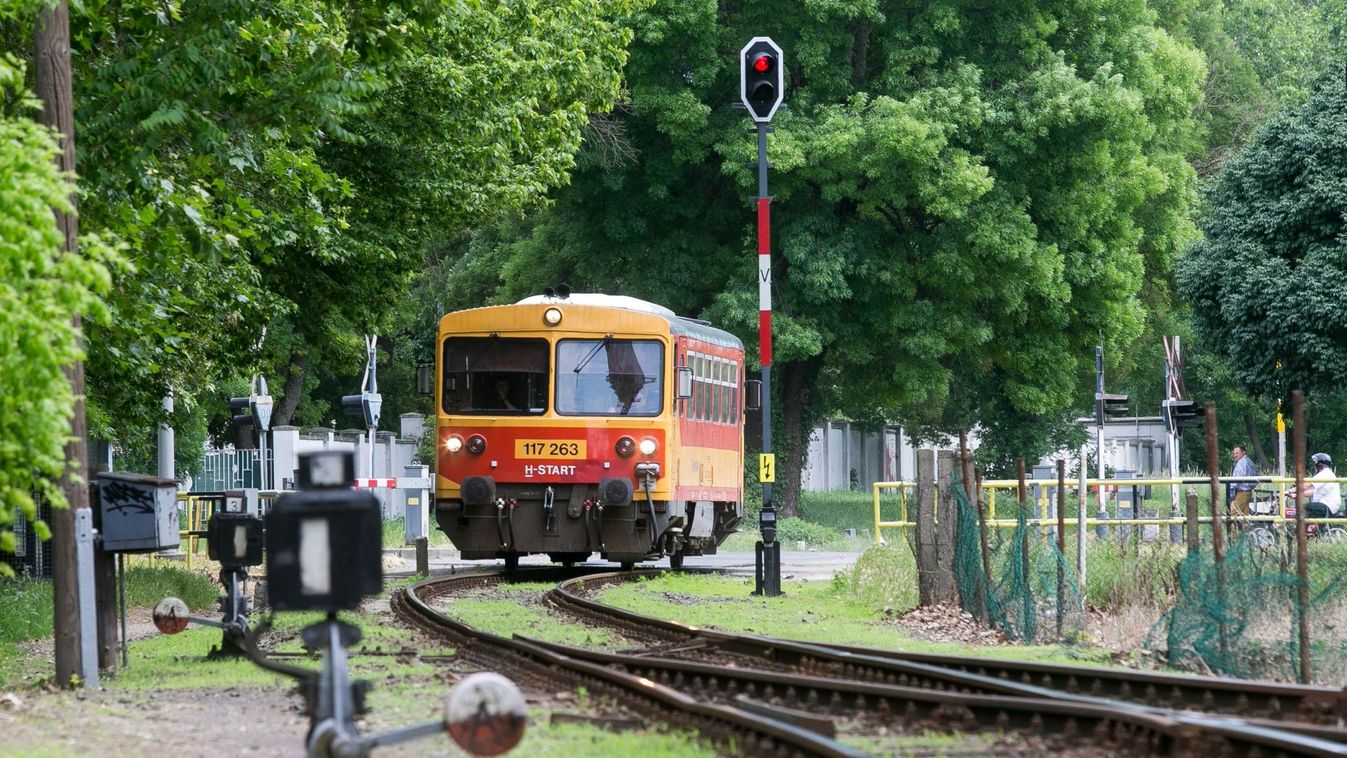 A vasúti sínen hagyta az utasokkal teli buszt a sofőr Kecskeméten, jött a vonat