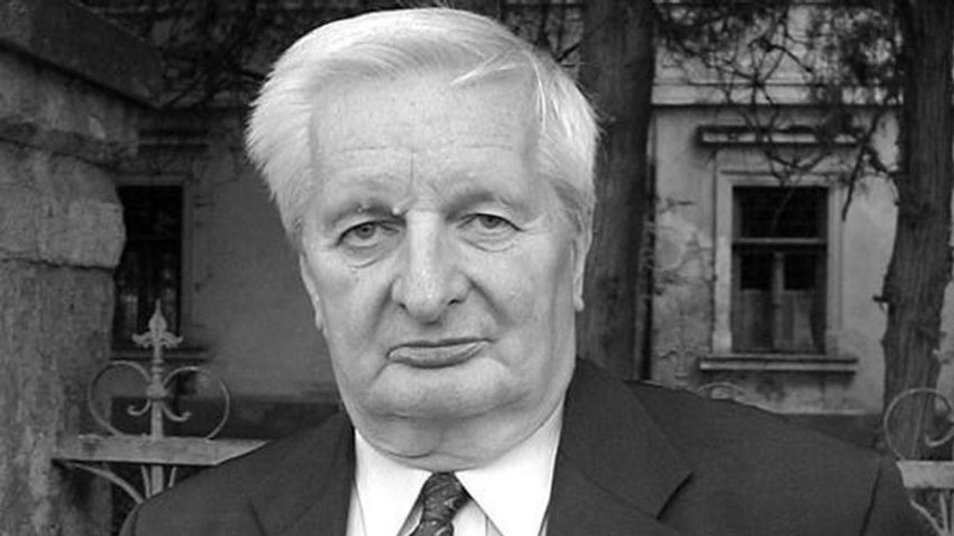 Meghalt Pomogáts Béla író, irodalomtörténész