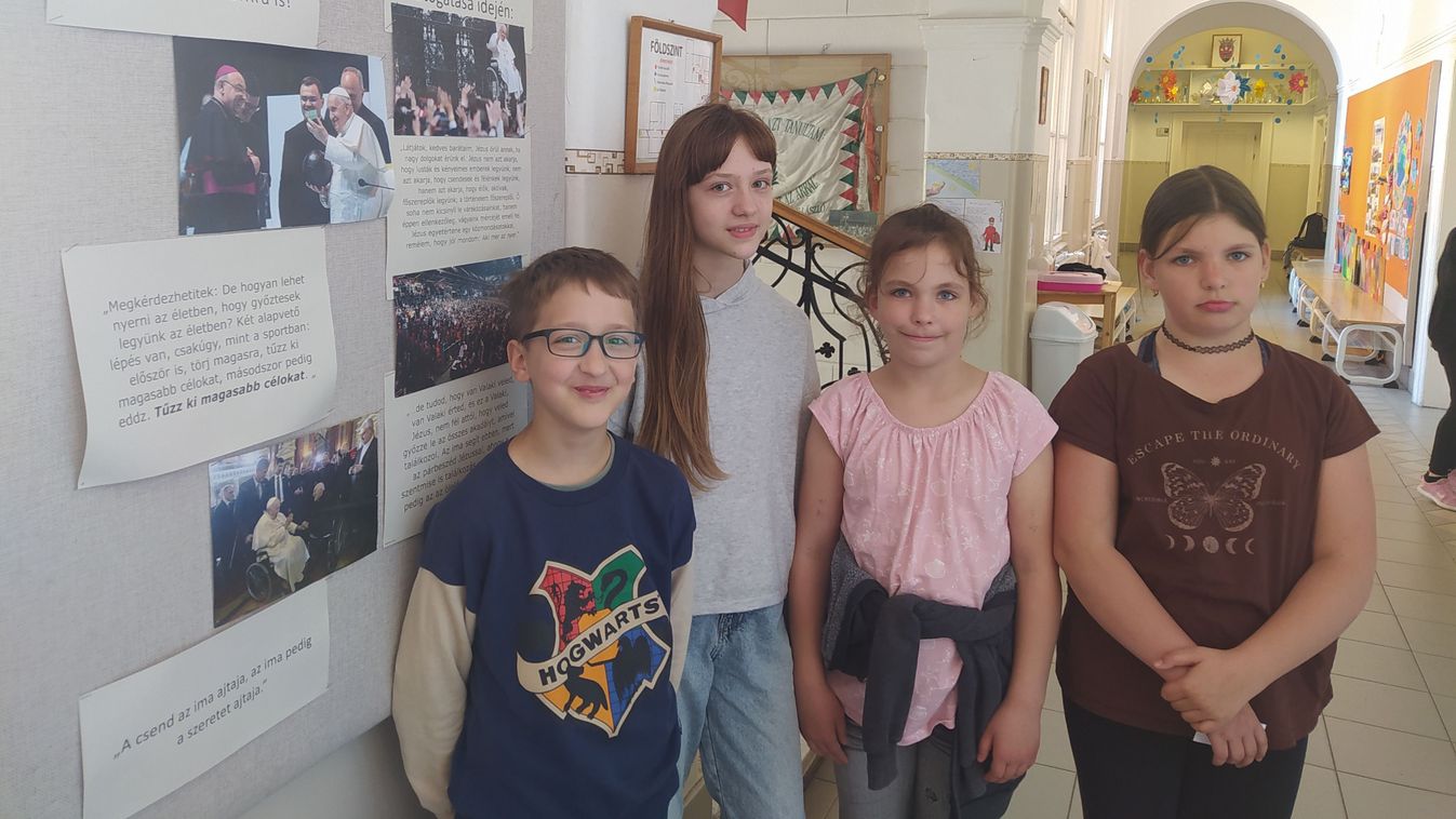 A kecskeméti Szent Imre iskola legszerencsésebb diákjai kezet is fogtak a pápával