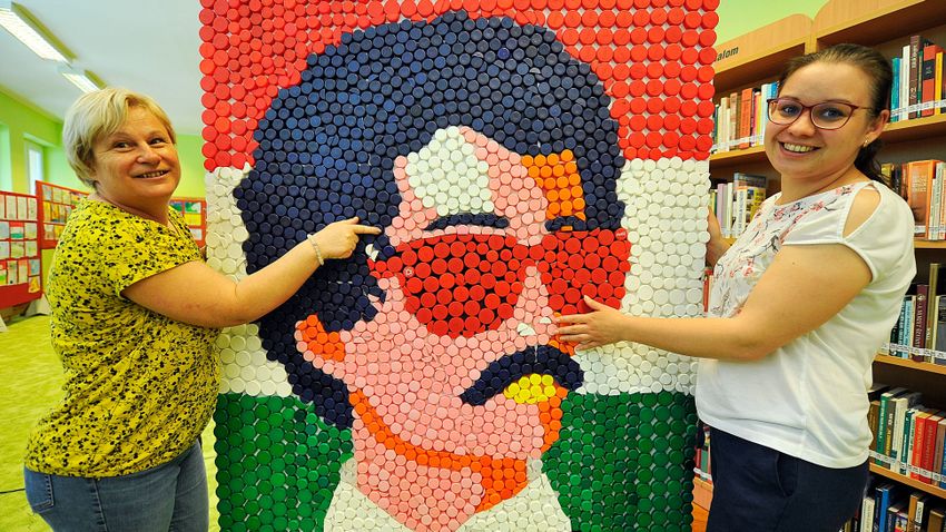 BAON – Árverésre bocsátják Mélykúton a műanyag kupakokból készült Petőfi portrét