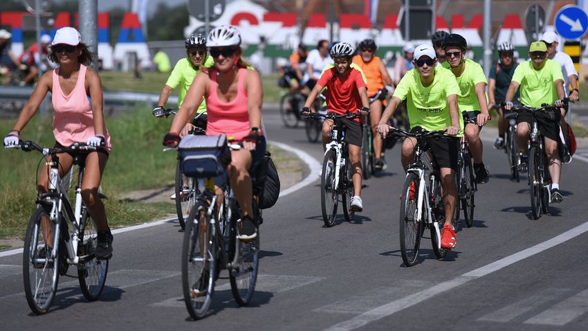BAON – Közel kétszázötvenen kerékpároztak Kiskunhalasról Szabadkára – galériával