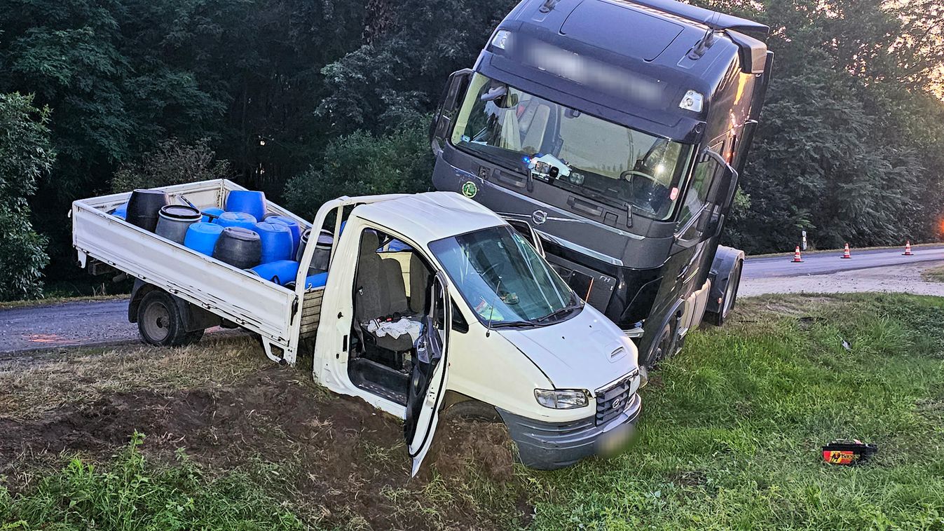 Kamion és kisteherautó ütközött össze az 5-ösön, Lajosmizsénél – galériával