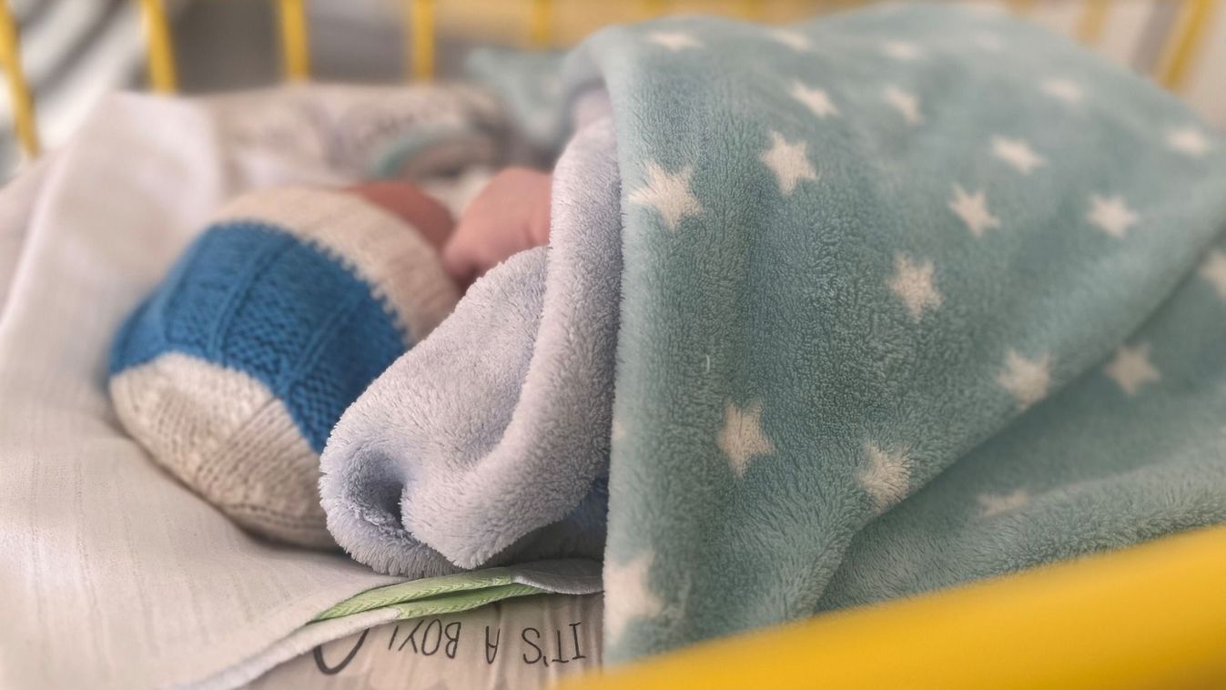 Egészséges újszülöttet találtak a kecskeméti kórház főbejáratánál