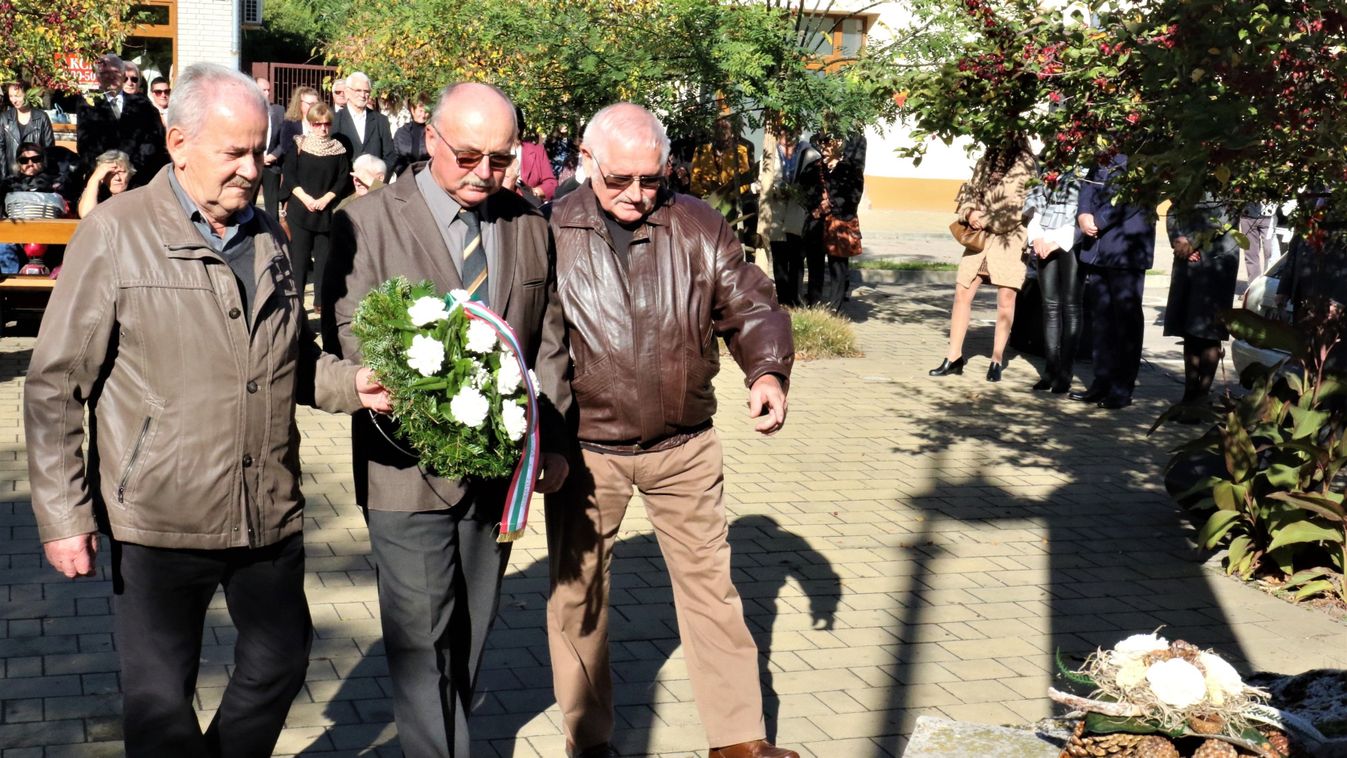 A szoborparkban emlékeztek az ötvenhatosokra a kunszentmiklósiak – galériával
