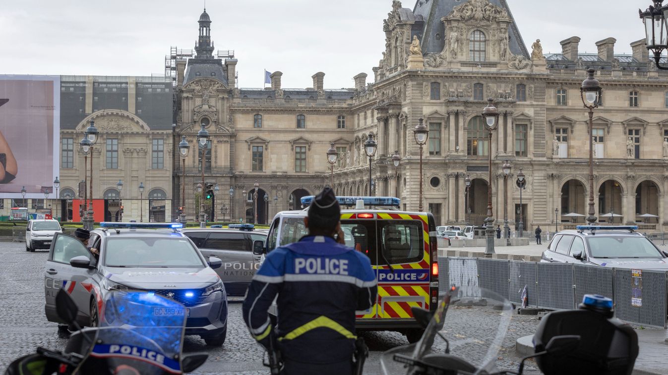 Kiürítették egy fenyegetés miatt a párizsi Louvre múzeumot és a versailles-i kastélyt - videó - frissült