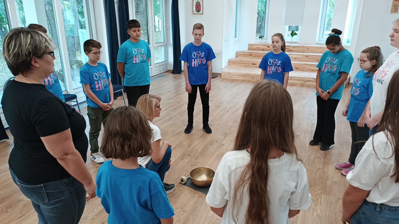 A zene segítségével kapcsolódhatnak ki a gyerekek a kecskeméti Összhang Műhelyben – galériával, videóval