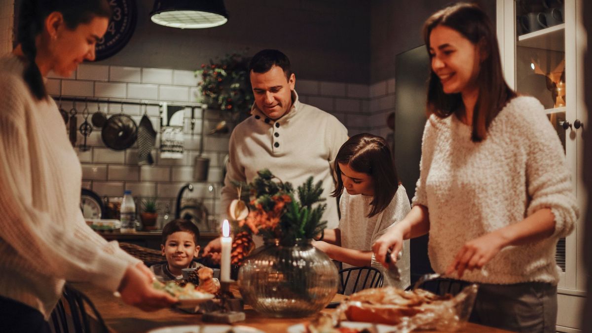 Family,Preparing,Traditional,Festive,Christmas,Eve,Dinner,Together,In,Cozy