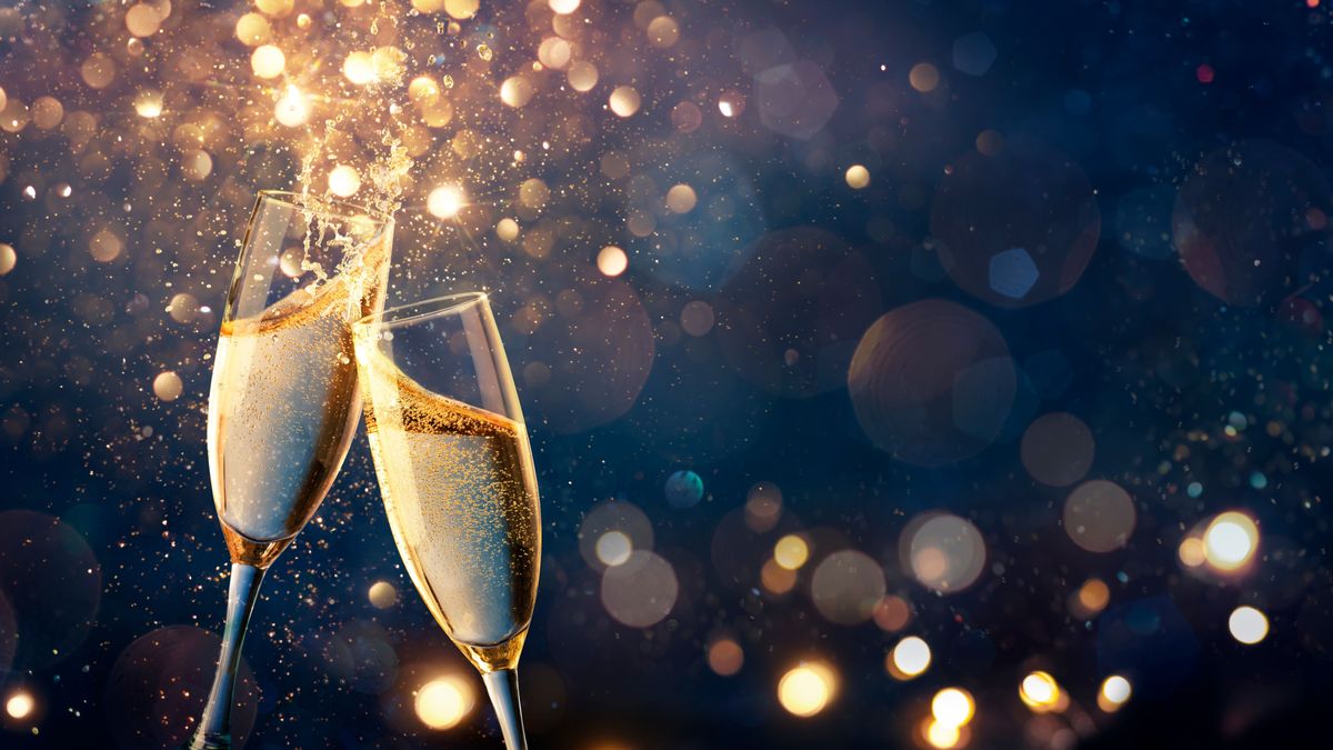 Champagne,Toast,Celebration,-,Happy,New,Year,With,Golden,Glitter