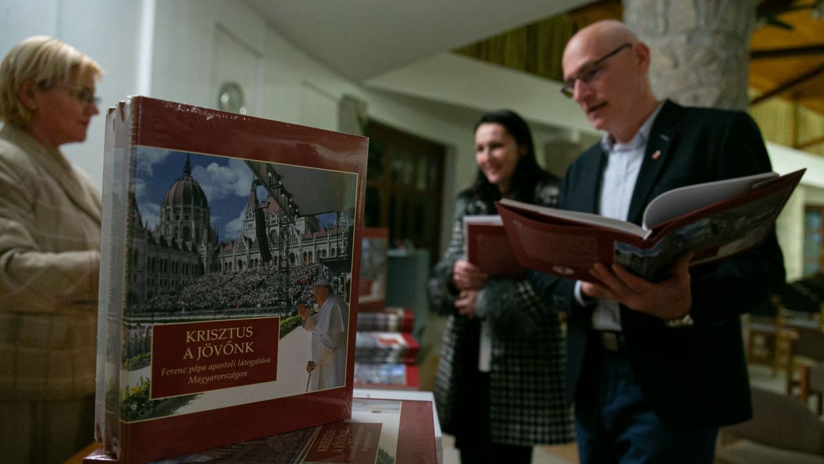 Bemutatták a pápa látogatásáról szóló albumot Kecskeméten – galériával