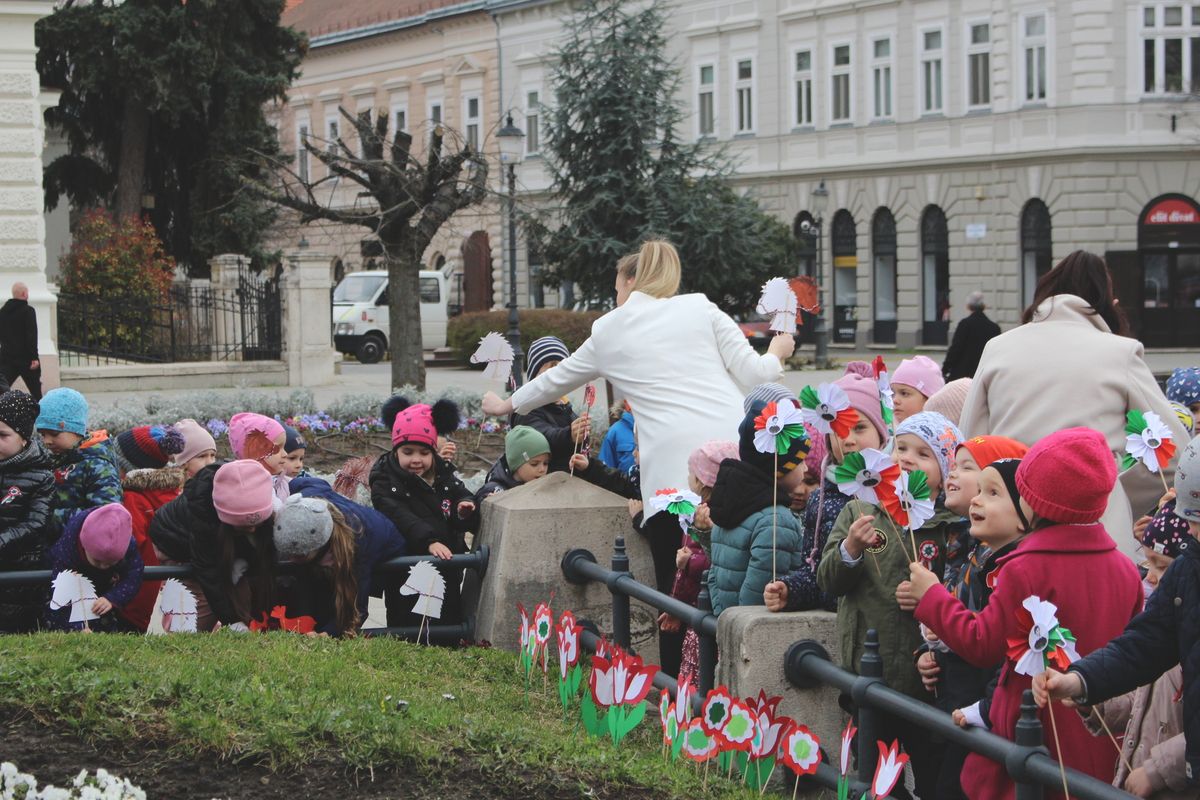 óvodások, Kossuth szobor, nemzeti ünnep