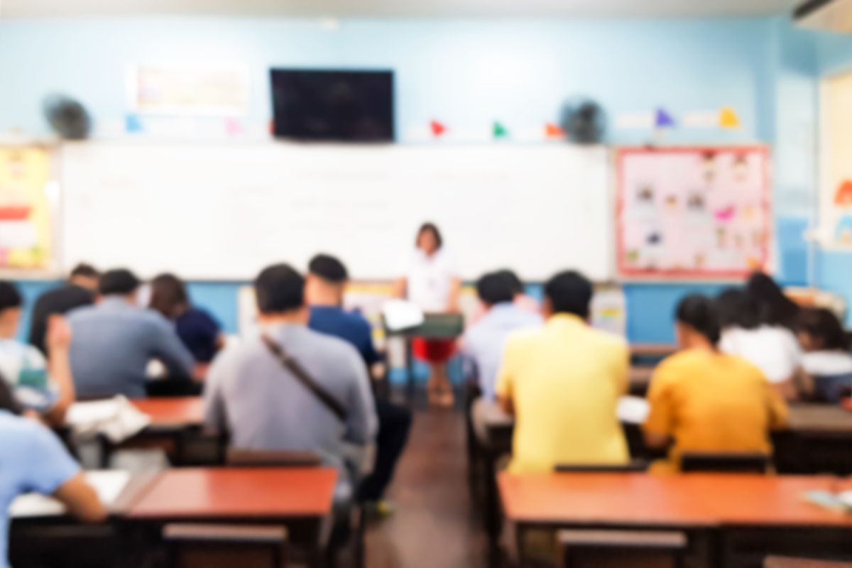 Blurred,Images,Of,Parents,Sitting,In,The,Classroom,To,Talk