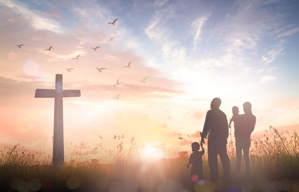 Easter,Sunday,Concept:,Silhouette,Family,Looking,For,The,Cross,Of