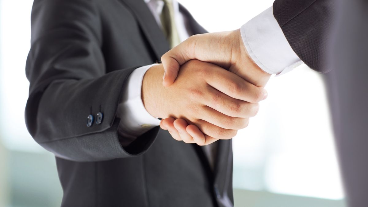 Business,And,Office,Concept,-,Businessman,Shaking,Hands,Each,Oth