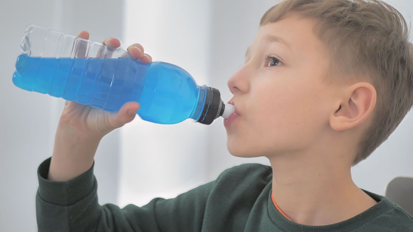 Új törvény vethet véget a kiskorúak energiaital-fogyasztásának