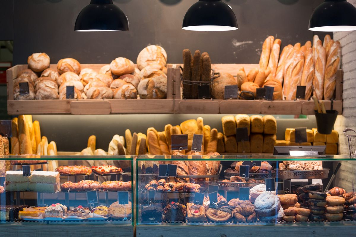Modern,Bakery,With,Different,Kinds,Of,Bread,,Cakes,And,Buns