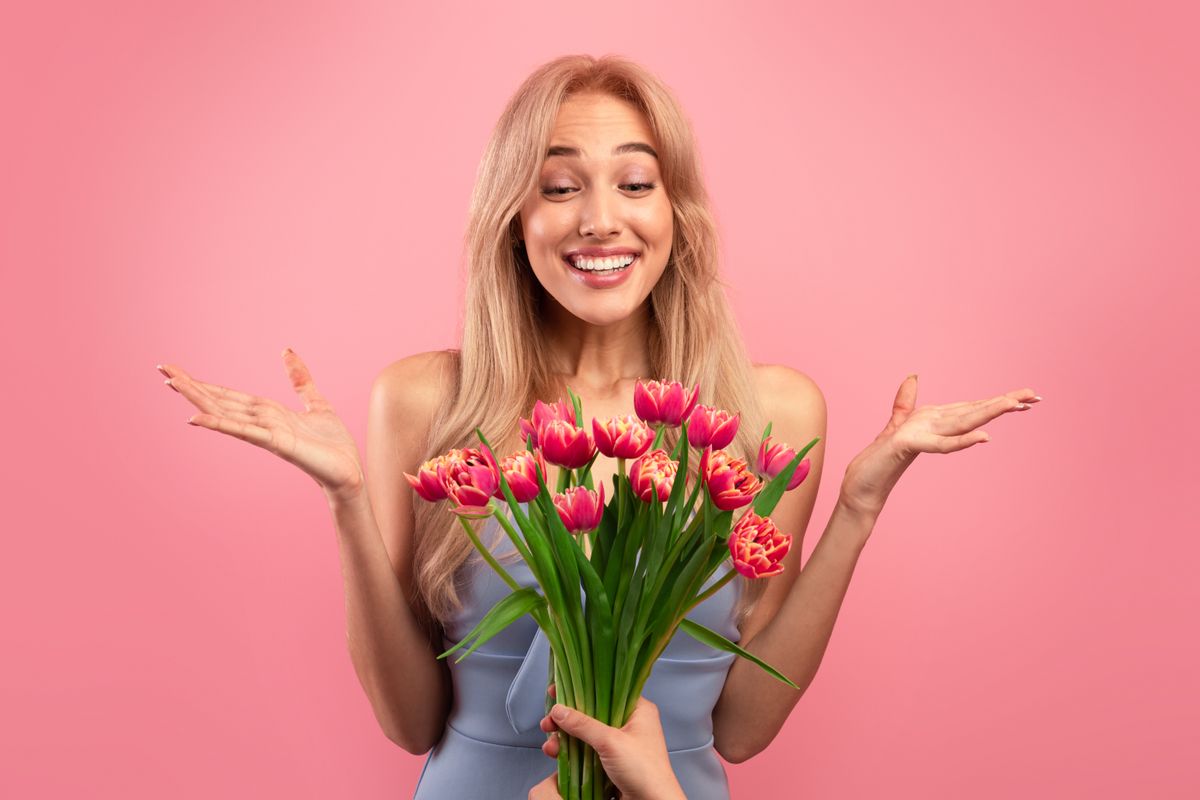 Gorgeous,Young,Lady,Feeling,Excited,To,Receive,Bunch,Of,Tulips
