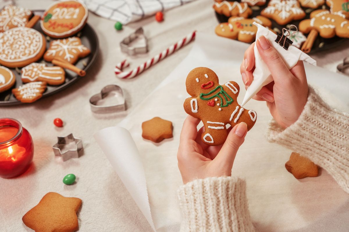 Woman,Is,Decorating,A,Traditional,Gingerbread,Man.,Christmas,And,New