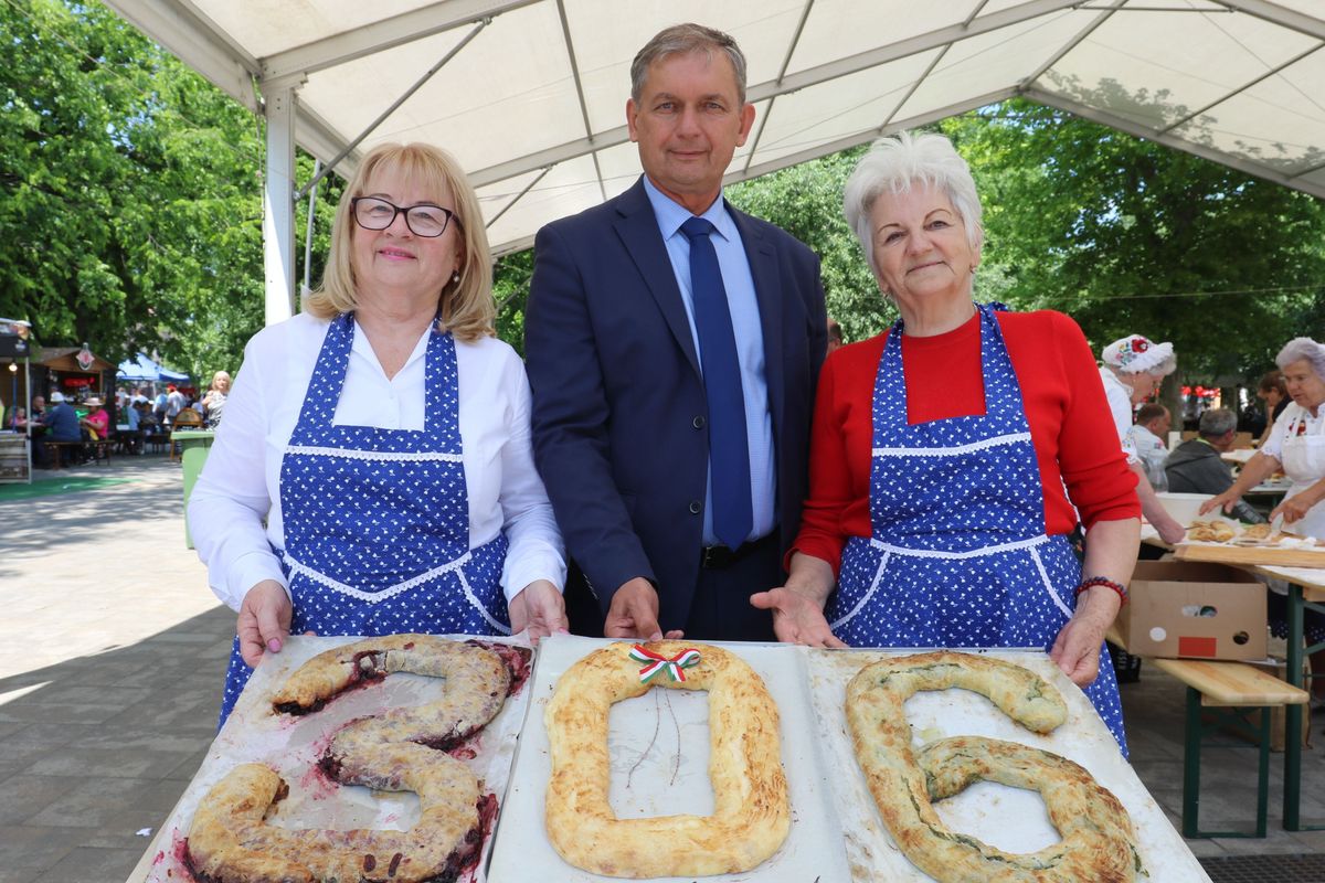 A 306. születésnapját ünnepelte Kiskőrös a rétesfesztiváli hétvégén. A felvételen Szűcsné Hajdú Mária, Domonyi László polgármester, és Lengyel Józsefné