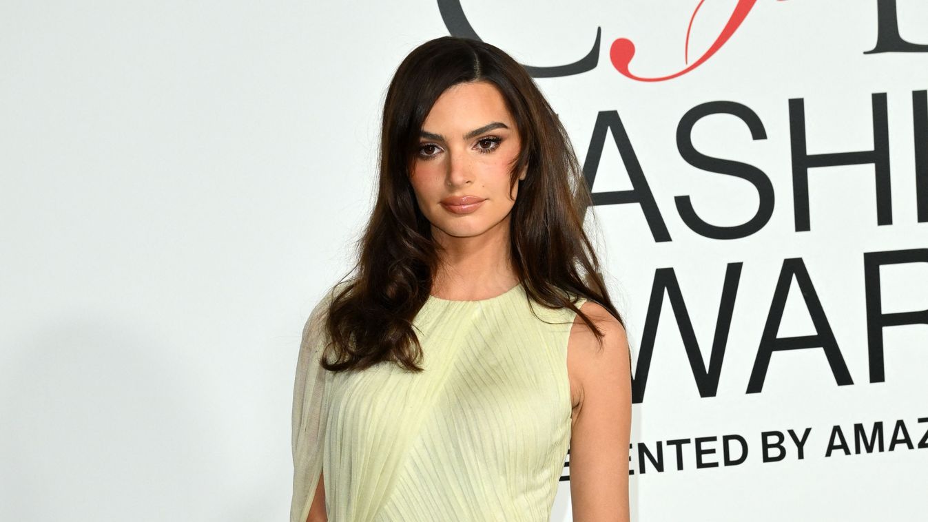 Egy szál melltartóban mutogatta magát az ágyon Emily Ratajkowski - BAON