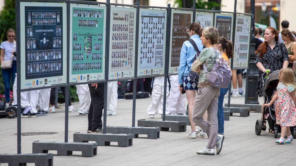 tablókiállítás, Kecskemét, főtér