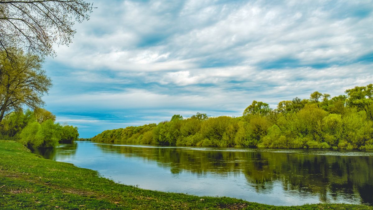 Beautiful,Spring,Green,Landscape,With,Flowing,River,And,Fluffy,Clouds.