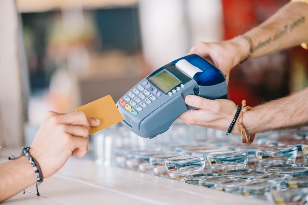 Cropped,Shot,Of,Young,Man,Paying,With,Credit,Card,On