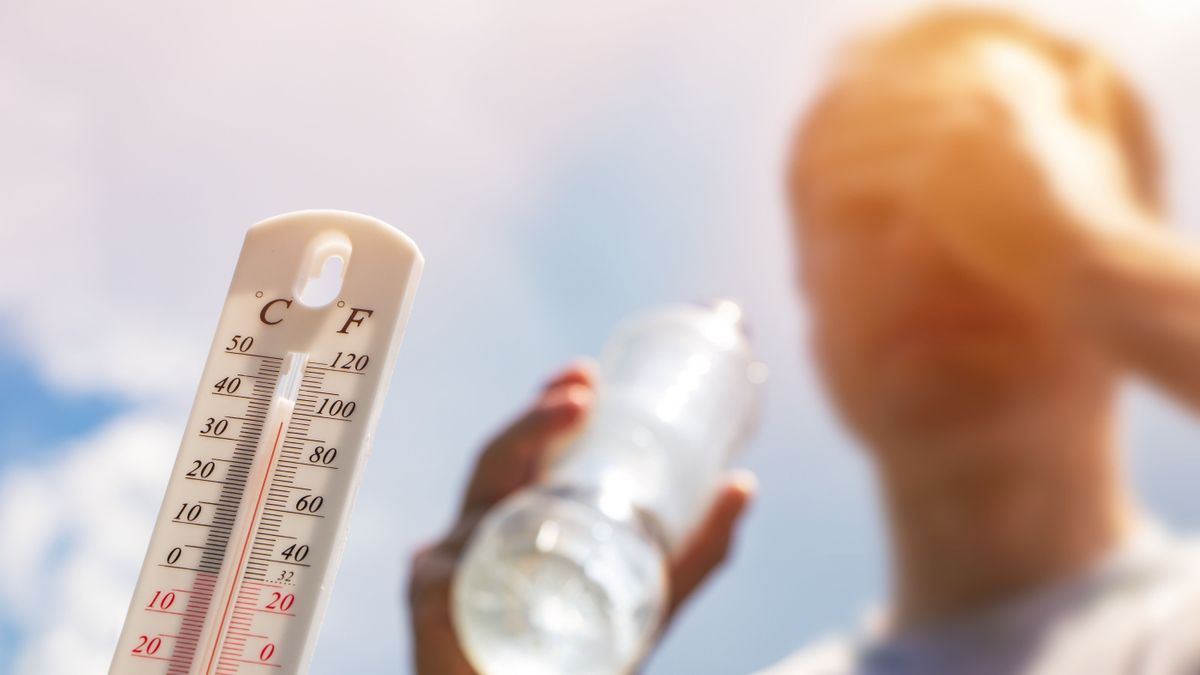 Man,Drinking,Water,In,Extreme,Heat,,Thermometer,In,Summer,Day