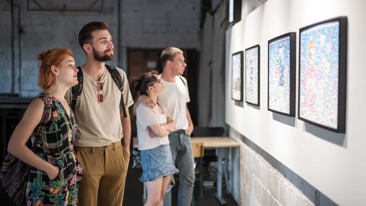 Group,Of,Friends,In,Modern,Art,Exhibition,Gallery,Hall,Contemplating