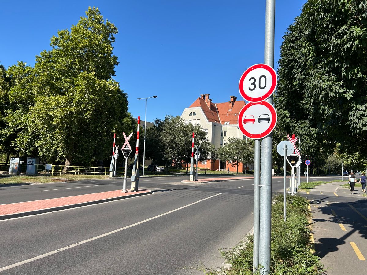 forgalomkorlátozás, Izsáki út, Kecskemét, 